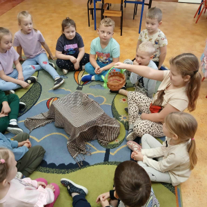 Wizyta pani bibliotekarki z Filii Bibliotecznej w Prostyni  w oddziale przedszkolnym w Kiełczewie