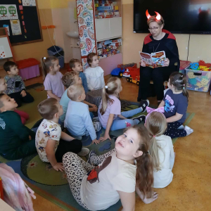 Wizyta pani bibliotekarki z Filii Bibliotecznej w Prostyni  w oddziale przedszkolnym w Kiełczewie