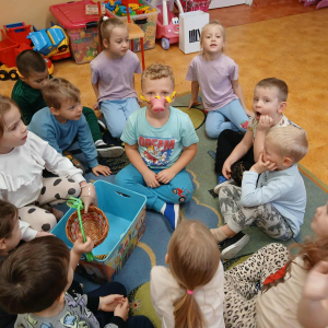 Wizyta pani bibliotekarki z Filii Bibliotecznej w Prostyni  w oddziale przedszkolnym w Kiełczewie