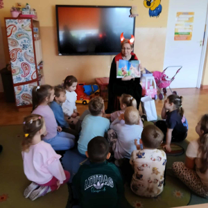 Wizyta pani bibliotekarki z Filii Bibliotecznej w Prostyni  w oddziale przedszkolnym w Kiełczewie