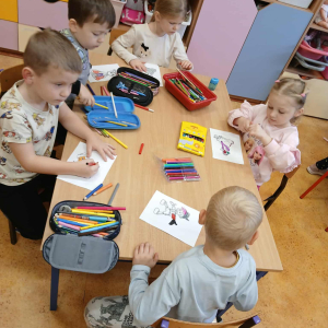 Wizyta pani bibliotekarki z Filii Bibliotecznej w Prostyni  w oddziale przedszkolnym w Kiełczewie