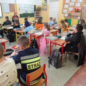 Międzynarodowy Dzień Postaci z Bajek w Szkole Podstawowej w Prostyni oraz Filii Bibliotecznej