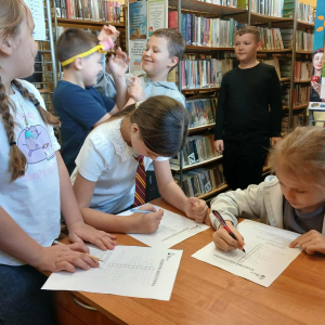 Międzynarodowy Dzień Postaci z Bajek w Szkole Podstawowej w Prostyni oraz Filii Bibliotecznej