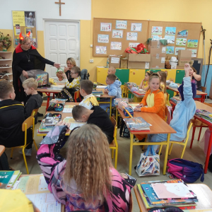 Międzynarodowy Dzień Postaci z Bajek w Szkole Podstawowej w Prostyni oraz Filii Bibliotecznej