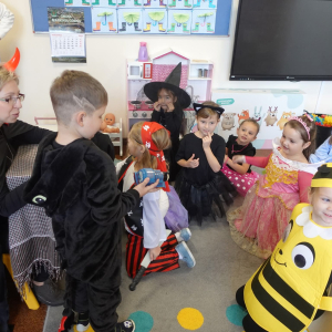 Międzynarodowy Dzień Postaci z Bajek w Szkole Podstawowej w Prostyni oraz Filii Bibliotecznej