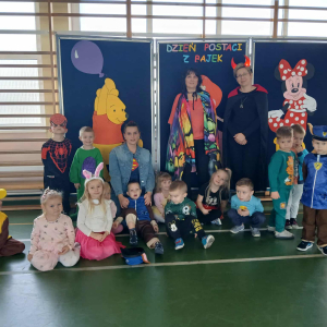 Międzynarodowy Dzień Postaci z Bajek w Szkole Podstawowej w Prostyni oraz Filii Bibliotecznej