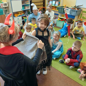 Międzynarodowy Dzień Postaci z Bajek w Szkole Podstawowej w Prostyni oraz Filii Bibliotecznej