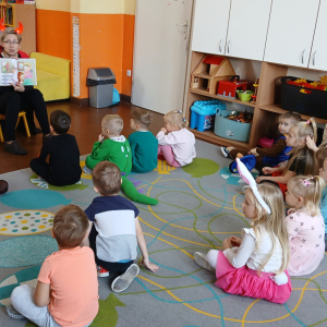 Międzynarodowy Dzień Postaci z Bajek w Szkole Podstawowej w Prostyni oraz Filii Bibliotecznej