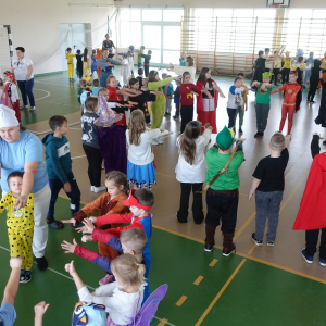 Międzynarodowy Dzień Postaci z Bajek w Szkole Podstawowej w Prostyni oraz Filii Bibliotecznej