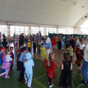 Międzynarodowy Dzień Postaci z Bajek w Szkole Podstawowej w Prostyni oraz Filii Bibliotecznej