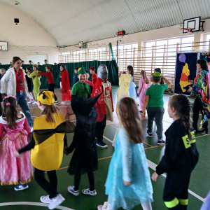 Międzynarodowy Dzień Postaci z Bajek w Szkole Podstawowej w Prostyni oraz Filii Bibliotecznej