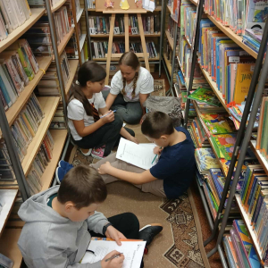 Międzynarodowy Dzień Postaci z Bajek w Szkole Podstawowej w Prostyni oraz Filii Bibliotecznej