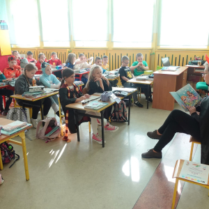 Międzynarodowy Dzień Postaci z Bajek w Szkole Podstawowej w Prostyni oraz Filii Bibliotecznej