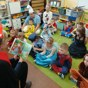 Międzynarodowy Dzień Postaci z Bajek w Szkole Podstawowej w Prostyni oraz Filii Bibliotecznej