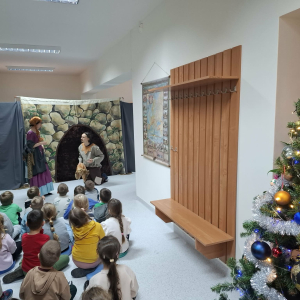 Lodowa Kraina w bibliotece. Przedstawienie dla przedszkolaków
