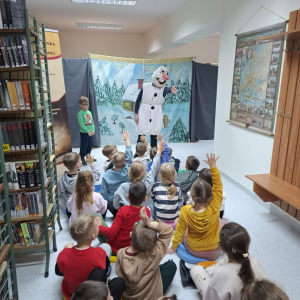 Lodowa Kraina w bibliotece. Przedstawienie dla przedszkolaków