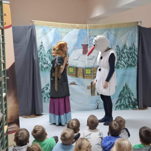Lodowa Kraina w bibliotece. Przedstawienie dla przedszkolaków