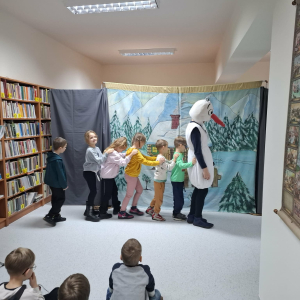Lodowa Kraina w bibliotece. Przedstawienie dla przedszkolaków