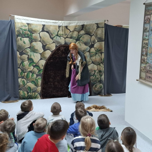 Lodowa Kraina w bibliotece. Przedstawienie dla przedszkolaków