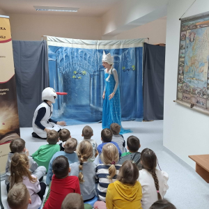 Lodowa Kraina w bibliotece. Przedstawienie dla przedszkolaków