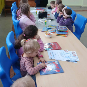 Bezpieczeństwo podczas zimowego wypoczynku - zajęcia feryjne w Filii Bibliotecznej w Prostyni