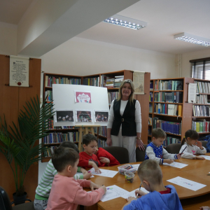 Przedszkolaki z grupy "Zajączki" w bibliotece.