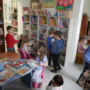 Przedszkolaki z grupy "Zajączki" w bibliotece.