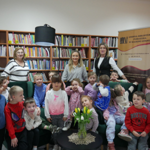 Przedszkolaki z grupy "Zajączki" w bibliotece.