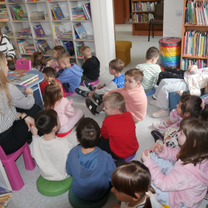 Przedszkolaki z grupy "Zajączki" w bibliotece.