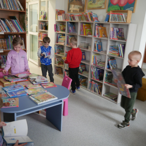 Przedszkolaki z grupy "Zajączki" w bibliotece.