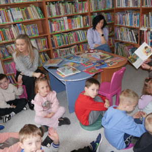 Przedszkolaki z grupy "Zajączki" w bibliotece.