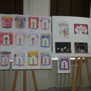 Wystawa kolorowanek w bibliotece