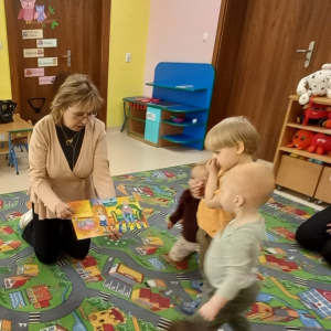 Maluszek w krainie książek - czytanie w małkińskim  żłobku