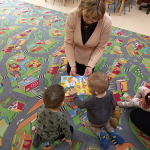 Maluszek w krainie książek - czytanie w małkińskim  żłobku