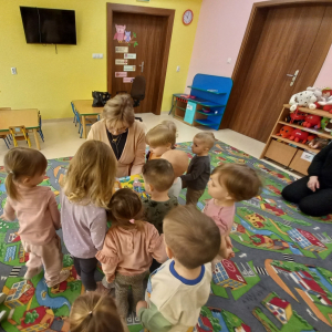 Maluszek w krainie książek - czytanie w małkińskim  żłobku