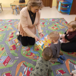 Maluszek w krainie książek - czytanie w małkińskim  żłobku