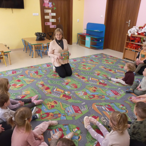 Maluszek w krainie książek - czytanie w małkińskim  żłobku