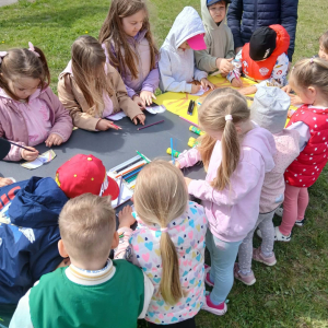 Smyki, Pszczółki i Prymuski  z prostyńskiego przedszkola w Filii Bibliotecznej w Prostyni