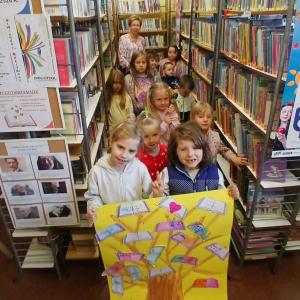 Smyki, Pszczółki i Prymuski  z prostyńskiego przedszkola w Filii Bibliotecznej w Prostyni