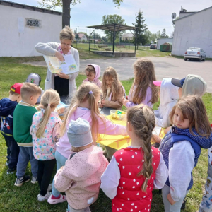 Smyki, Pszczółki i Prymuski  z prostyńskiego przedszkola w Filii Bibliotecznej w Prostyni