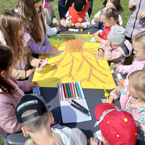 Smyki, Pszczółki i Prymuski  z prostyńskiego przedszkola w Filii Bibliotecznej w Prostyni