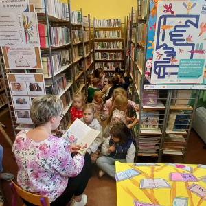 Smyki, Pszczółki i Prymuski  z prostyńskiego przedszkola w Filii Bibliotecznej w Prostyni