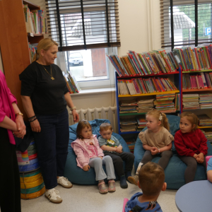 Przedszkolaki z grupy Niedźwiadki w bibliotece