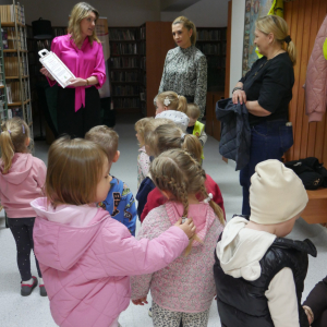 Przedszkolaki z grupy Niedźwiadki w bibliotece