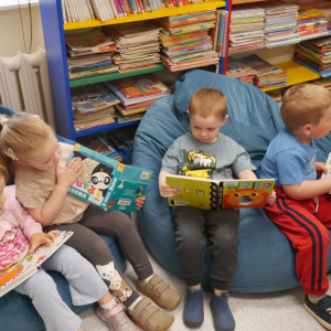 Przedszkolaki z grupy Niedźwiadki w bibliotece