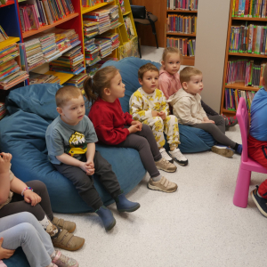 Przedszkolaki z grupy Niedźwiadki w bibliotece