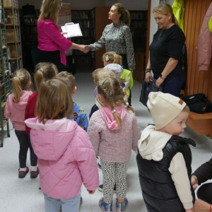 Przedszkolaki z grupy Niedźwiadki w bibliotece
