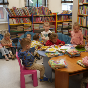 Przedszkolaki z grupy Niedźwiadki w bibliotece