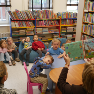 Przedszkolaki z grupy Niedźwiadki w bibliotece