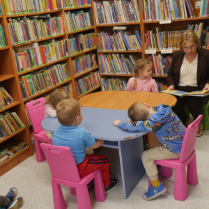 Przedszkolaki z grupy Niedźwiadki w bibliotece